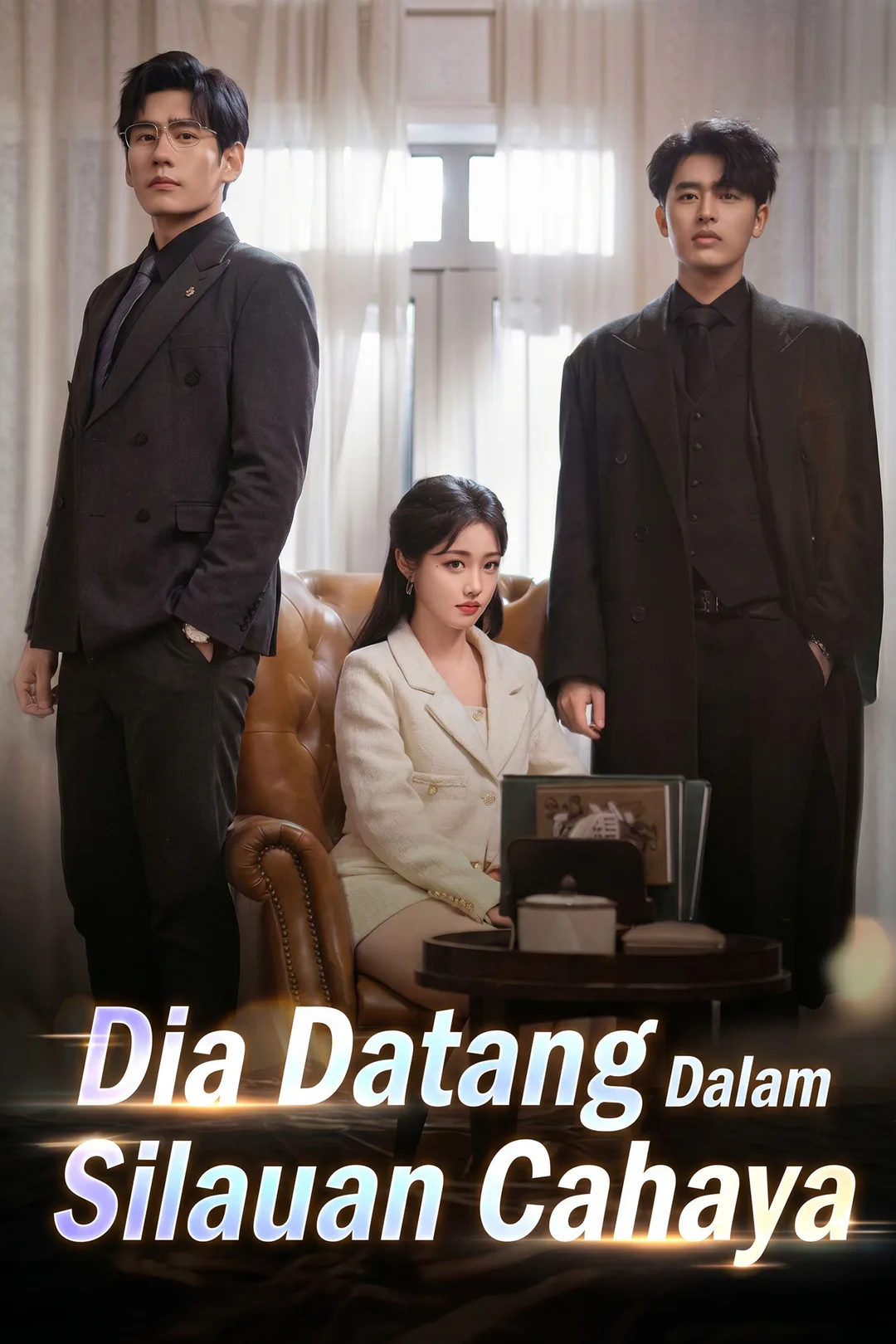 Poster Dia Datang Dalam Silauan Cahaya