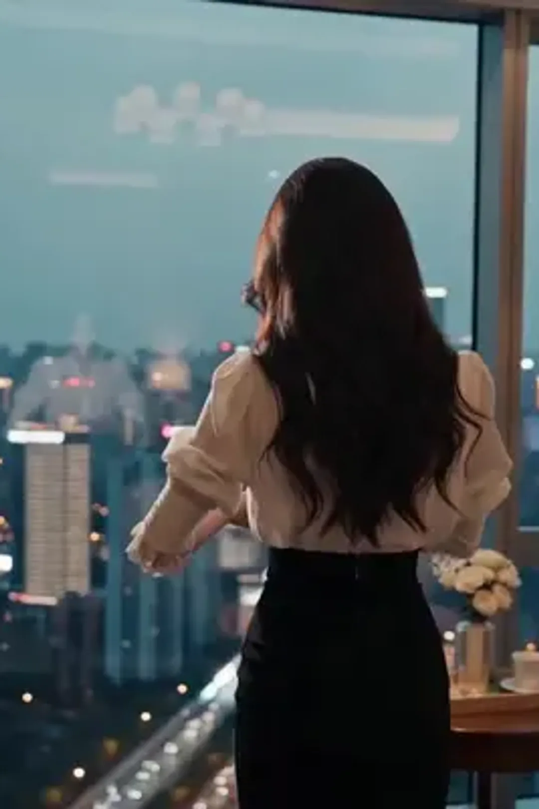 ملصق مسلسل «الضيف الغامض للرئيسة الجميلة»