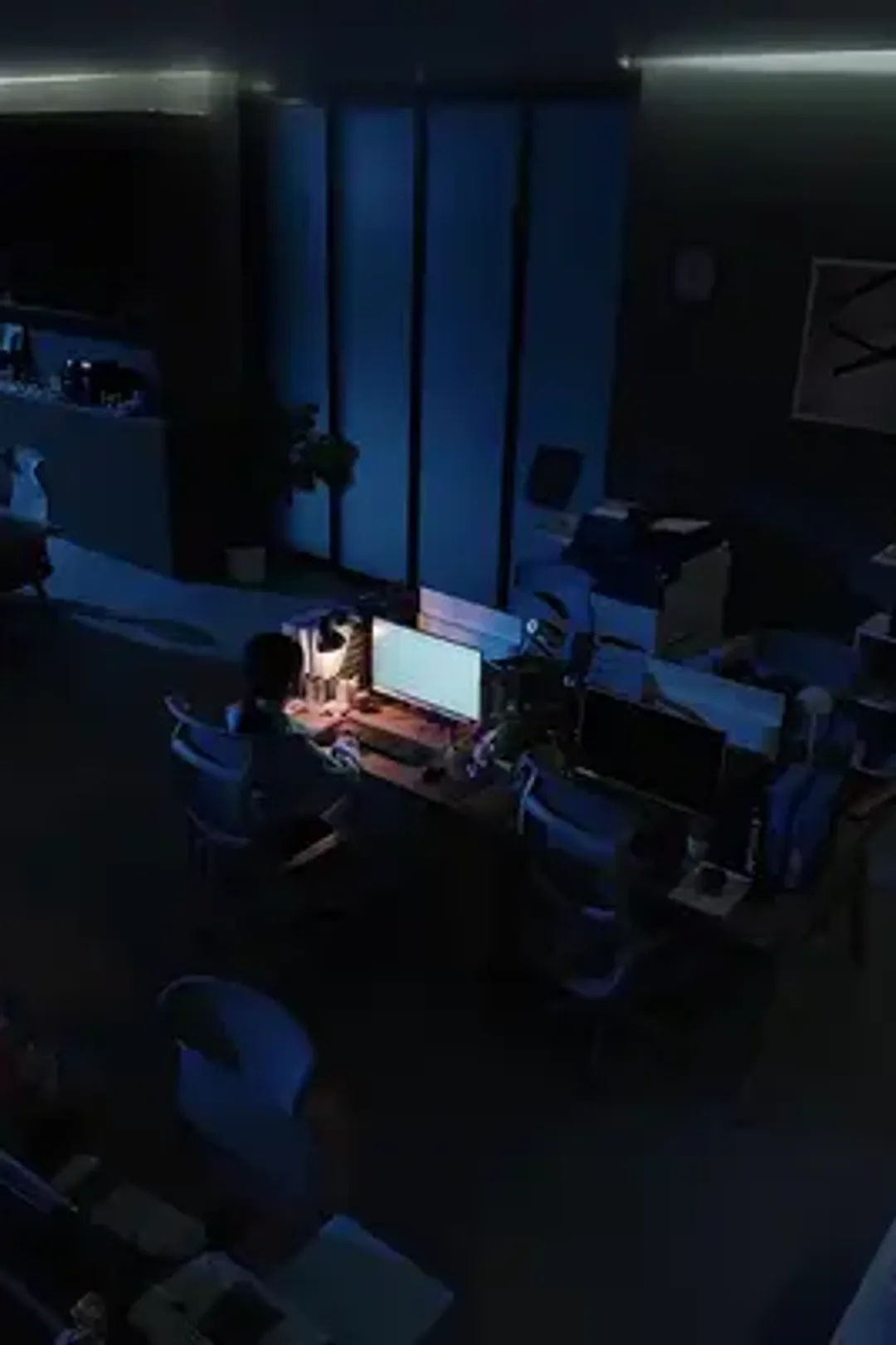 ملصق مسلسل «لعنة المكتب»