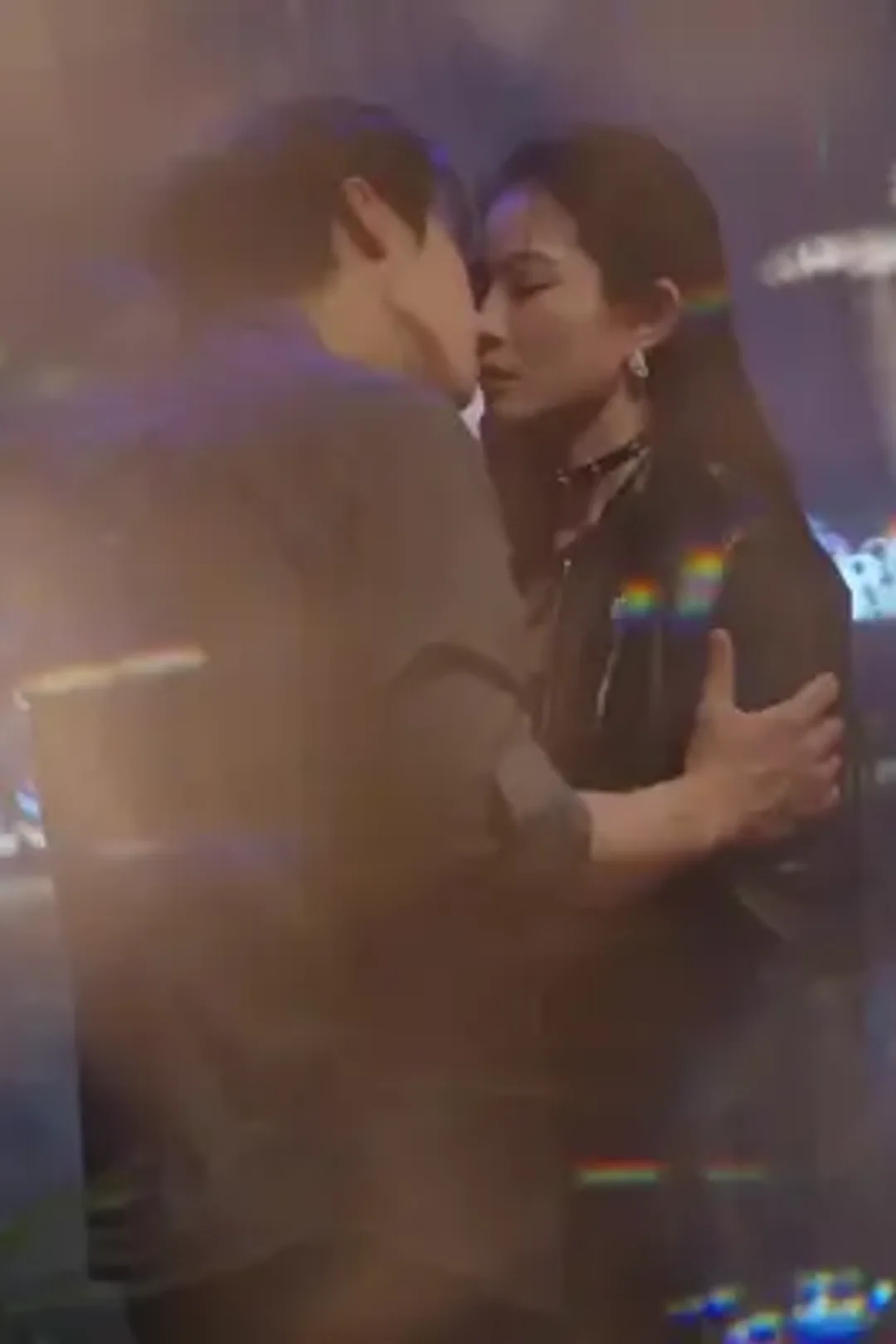ملصق مسلسل «جاثيًا على ركبتيه لأجل حبها»