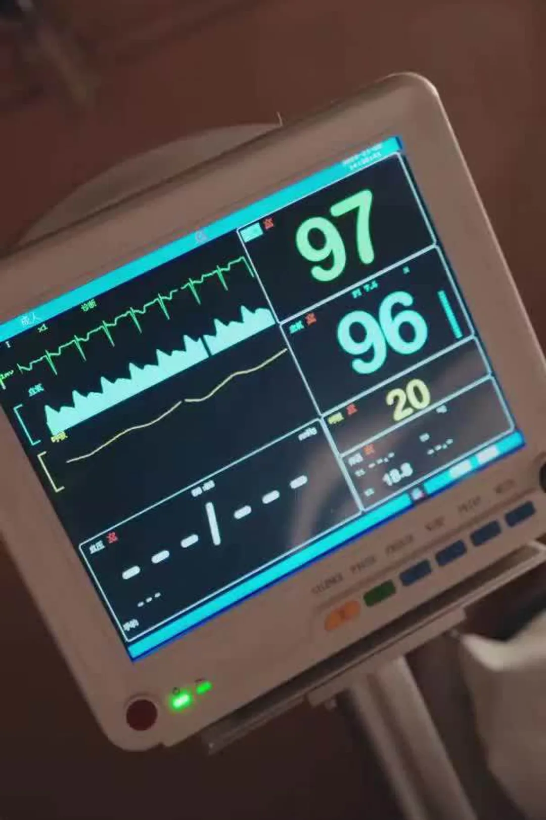 ملصق مسلسل «بين المجد والذكريات... ينتظرها»