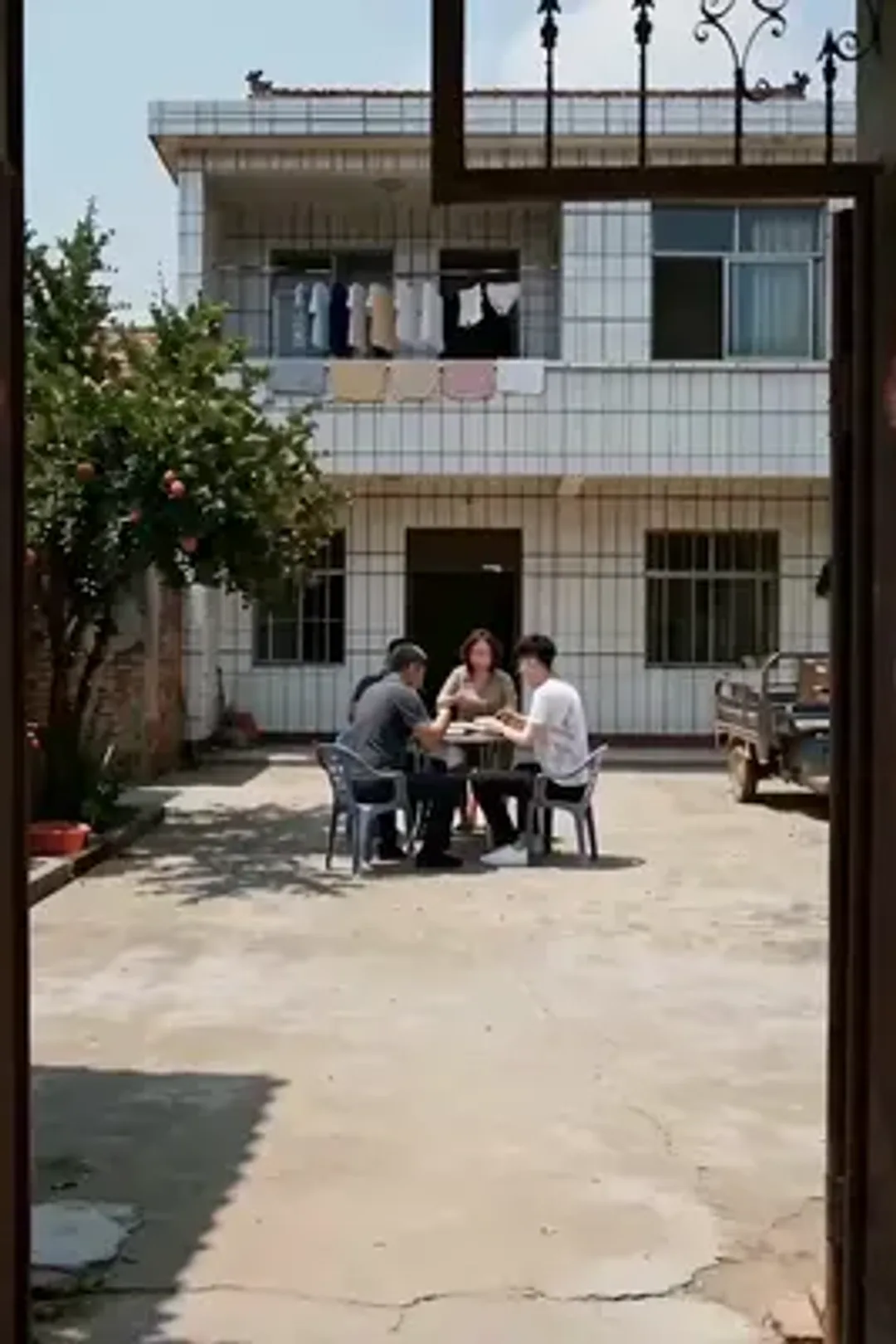 ملصق مسلسل «ثروة الجبال: صعود الرجل ذو القوى الخارقة»