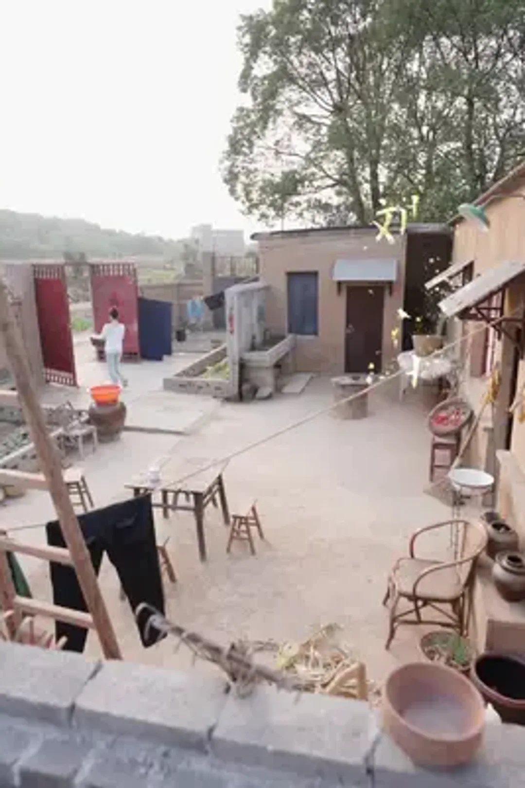 ملصق مسلسل «عطر خفي تحت القمر»