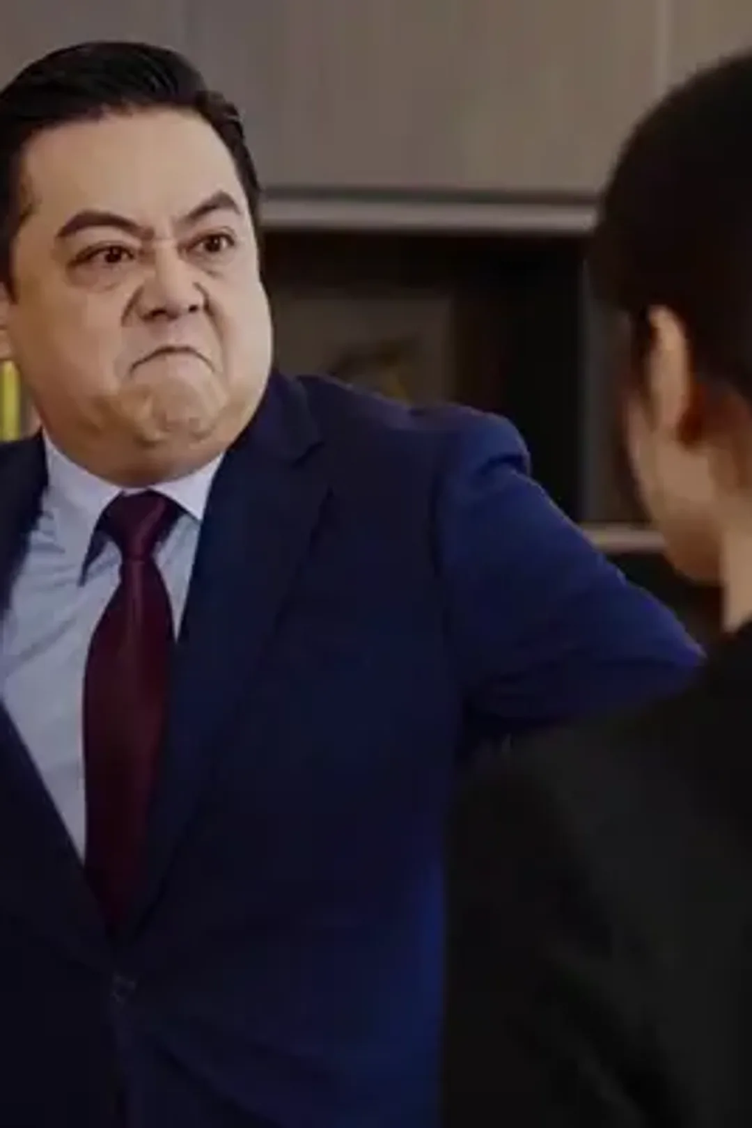 ملصق مسلسل «الوريثة تطرد العثة المؤسسية»
