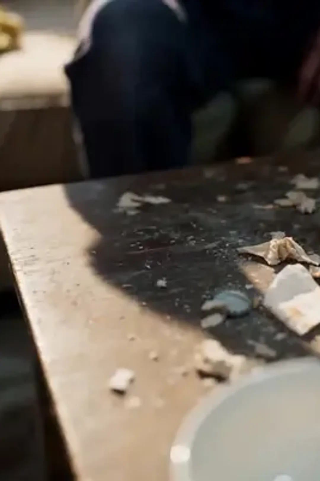 ملصق مسلسل «الشاب ذو العين السحرية يهزم المحتالين في مزاد التحف»