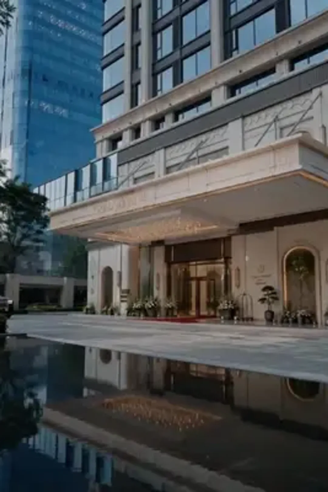 ملصق مسلسل «التقيت المدير الخفي في موعد الزواج»