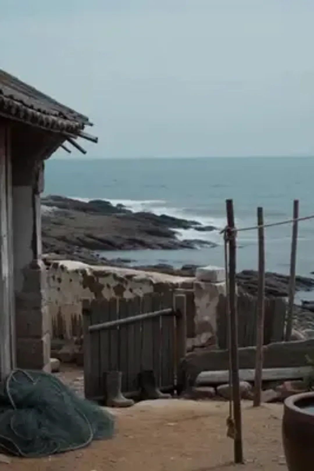 ملصق مسلسل «الصياد المتعاقد مع كائنات البحر»